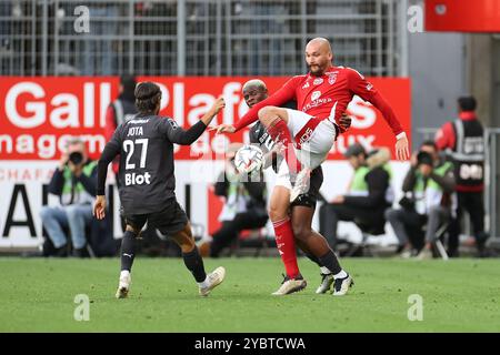 Brest, France. 19 octobre 2024. Jota (Rennes), Ludovic Ajorque (Brest) lors du match de football de Ligue 1 entre le stade Brestois 29 (Brest) et le stade Rennais FC (Rennes) le 19 octobre 2024 au stade Francis Leblé de Brest France - photo Pierre mineur/Ouest médias/DPPI crédit : DPPI Media/Alamy Live News Banque D'Images