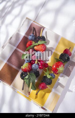 Brochettes de présentation variété de baies, fruits typique de l'été Banque D'Images