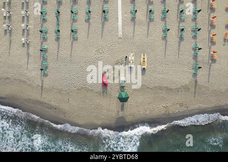 Vue aérienne de la plage de Viareggio Toscane photographiée en début de matinée Banque D'Images