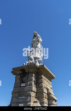 Pointe du Raz, France, 2 août 2018 : Monument de notre Dame des naufrages face au ciel bleu, Europe Banque D'Images