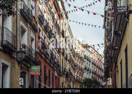 Madrid, Espagne, 17 octobre 2020 : rue typique de Lavapies au milieu de vieux immeubles résidentiels à Lavapies à Madrid. C'est l'un des quarts les plus branchés Banque D'Images