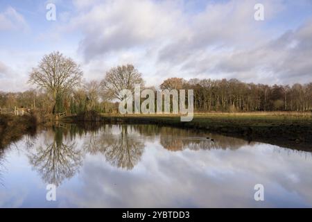 Fossés le long des ouvrages défensifs dans la ligne de flottaison du Brabant occidental près du village hollandais Halsteren Banque D'Images