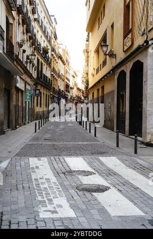 Madrid, Espagne, 2 octobre 2020 : rue typique au milieu de vieux bâtiments résidentiels dans le quartier de Lavapies, en Europe Banque D'Images