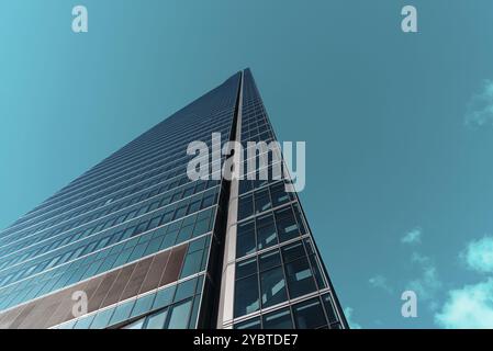 Madrid, Espagne, 7 février 2021 : vue en angle bas du gratte-ciel dans le quartier d'affaires de Cuatro Torres. Vue sur le ciel bleu sarcelle. Tour Espacio. Entreprise et Banque D'Images