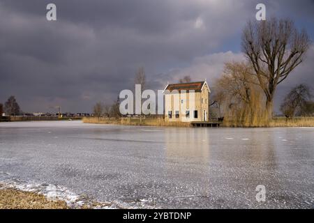 La maison est une grange monumentale le long de la rivière Alblas sur l'Hof Souburgh près de Alblasserdam Banque D'Images