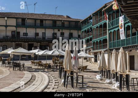 Chinchon, Espagne, 26 juin 2021 : Plaza Mayor de Chinchon avec terrasses de restaurants typiques. Place centrale de la ville de Chinchon à Madrid, Europe Banque D'Images