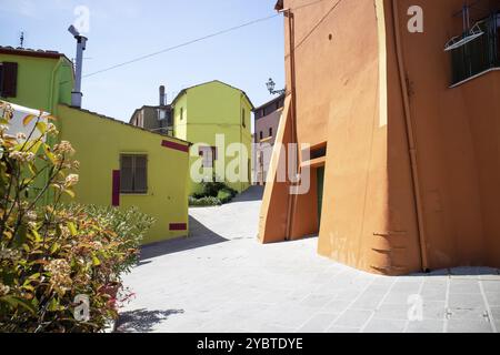 Documentation photographique des maisons colorées de Ghizzano Pise Italie Banque D'Images