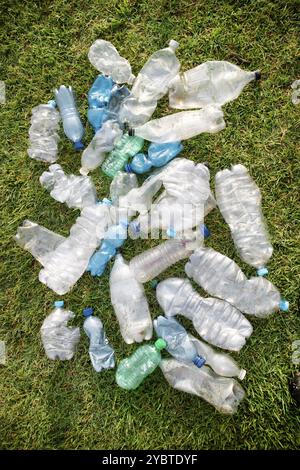 Signe d'incivilité utilisé bouteilles en plastique abandonnées dans un pré Banque D'Images