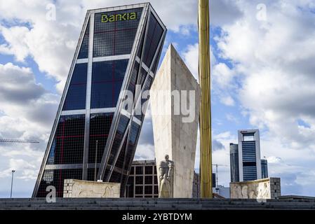 Madrid, Espagne, 12 juin 2020 : L'obélisque de la Caja Madrid et le monument de Calvo Sotelo sur la place Castilla contre les tours penchées de Kio, en Europe Banque D'Images