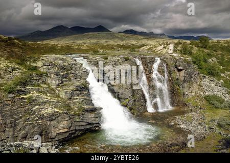 La cascade de Storulfossen ou Brudesloret près de Mysuseter dans le parc national norvégien Rondane Banque D'Images