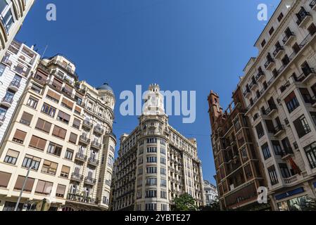 Valence, Espagne, 29 juillet 2023 : immeuble résidentiel sur la place de la mairie dans le centre de la ville. Vue contre le ciel bleu, Europe Banque D'Images