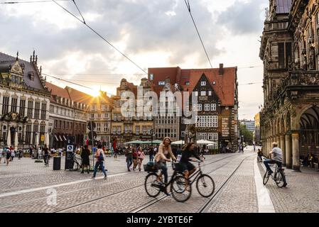 Brême, Allemagne, 6 août 2019 : centre historique de la ville hanséatique médiévale de Brême. Sunflare au coucher du soleil, Europe Banque D'Images