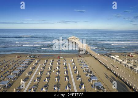 Documentation photographique aérienne à l'aube sur le quai de Lido di Camaiore Toscane Italie Banque D'Images