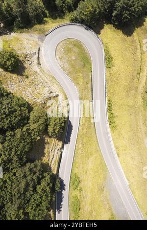 Documentation photographique aérienne des courbes d'un tronçon de route en montagne Banque D'Images