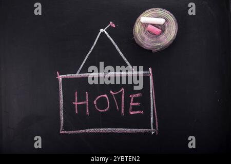 Soumission de la maison écrite, avec la craie sur le tableau noir Banque D'Images