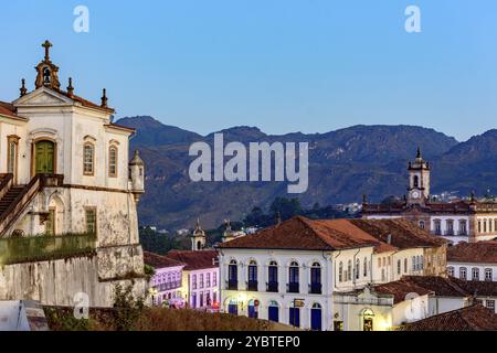 Belle ville historique d'Ouro Preto avec ses maisons, églises, monuments et montagnes Banque D'Images