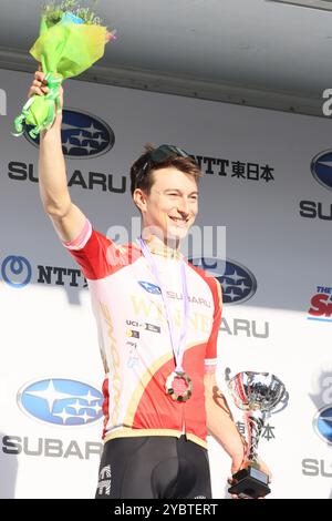 Utsunomiya, Japon. 20 octobre 2024. Neilson Powless of the United States d'EF Education-Easypost lève un bouquet de fleurs alors qu'il remportait la Japan Cup cycle Road Race dans la ville d'Utsunomiya à Tochigi, à 100 km au nord de Tokyo, le dimanche 20 octobre 2024. Neilson Powless a remporté la course. (Photo de Yoshio Tsunoda/AFLO) Banque D'Images