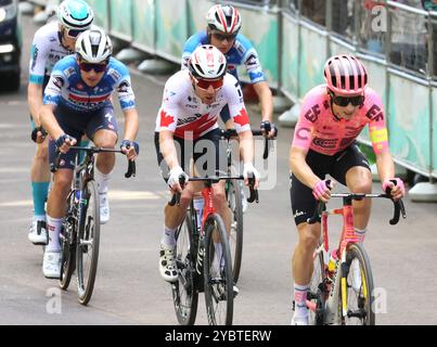 Utsunomiya, Japon. 20 octobre 2024. Neilson Powless (R) d'EF Education-Easypost, américain, mène un groupe de cyclistes en route pour remporter la Japan Cup cycle Road Race dans la ville d'Utsunomiya à Tochigi, à 100 km au nord de Tokyo, le dimanche 20 octobre 2024. Neilson Powless a remporté la course. (Photo de Yoshio Tsunoda/AFLO) Banque D'Images