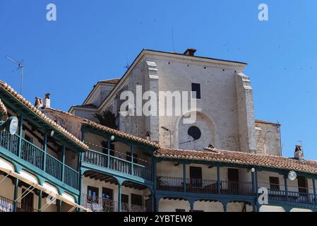 Plaza Mayor de Chinchon. Place centrale de la ville de Chinchon à Madrid, maisons typiques avec balcons et galeries en bois. Jour ensoleillé de l'été Banque D'Images