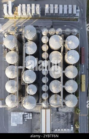 Documentation photographique aérienne de quelques silos industriels Banque D'Images