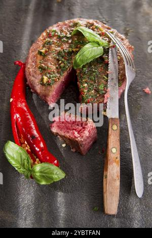 Hamburger de bœuf avec basilic et sauce au piment Banque D'Images