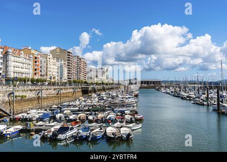 Santander, Espagne, 13 septembre 2020 : Marina dans le port, jour ensoleillé de l'été, Europe Banque D'Images