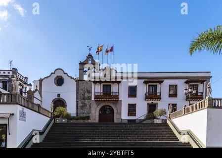 Icod de los Vinos, Espagne, 12 août 2021 : Hôtel de ville d'Icod de los Vinos. Vue des marches et de la façade principale. Tenerife, Îles Canaries, Europe Banque D'Images