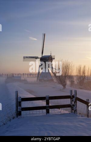 Oud-Alblas Wingerdse près de l'usine dans la région de l'Alblasserwaard hollandais dans un paysage hivernal et misty Banque D'Images