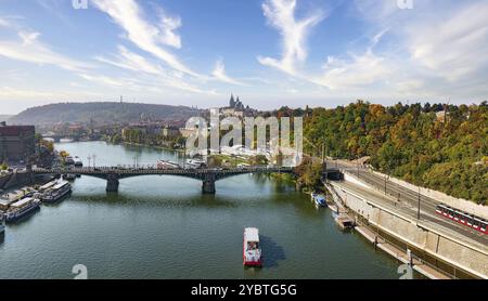 Prague vue aérienne drone panoramique de la ville de Prague la place de la vieille ville, la Tchéquie. La vieille ville de Prague et le Pont Charles l'architecture jetée sur Vl Banque D'Images