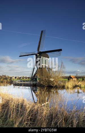 Le moulin à vent Graaflandse Ammerse Boezem sur le canal près de Groot-Ammers dans la région de l'Alblasserwaard Néerlandais Banque D'Images