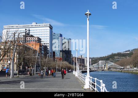 Bilbao, Espagne, 13 février 2022 : vue sur la promenade longeant l'estuaire de Bilbao, Europe Banque D'Images