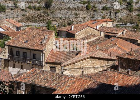 Vue sur Orbaneja del Castillo, un village pittoresque médiéval à Burgos, Espagne, Europe Banque D'Images