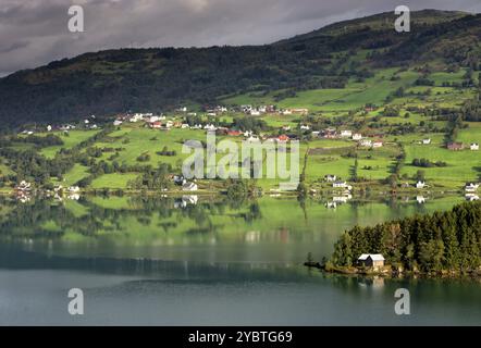 Vue du matin sur le lac Hafslovatnet dans la municipalité de Lustre, dans la région norvégienne du Sognefjord Banque D'Images