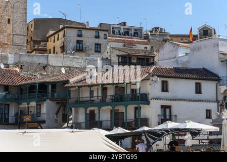 Chinchon, Espagne, 26 juin 2021 : Plaza Mayor de Chinchon. Place centrale de la ville de Chinchon à Madrid, maisons typiques avec balcons en bois et GA Banque D'Images