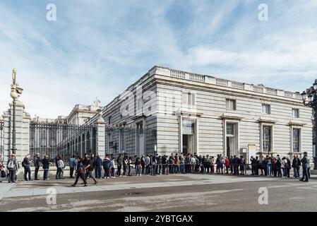 Madrid, Espagne, 11 janvier 2019 : les visiteurs font la queue pour entrer au Palais Royal, en Europe Banque D'Images