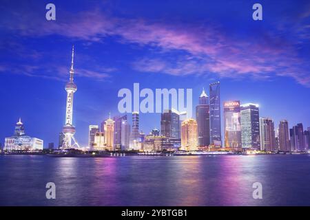 Vue sur Pudong au crépuscule, depuis le Bund. Shanghai Chine Banque D'Images