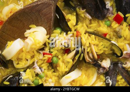 Présentation d'un plat d'Espagne, paella étant cuite Banque D'Images