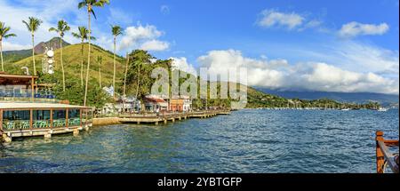 Vue sur la ville balnéaire d'Ilhabela sur la côte de Sao Paulo Banque D'Images