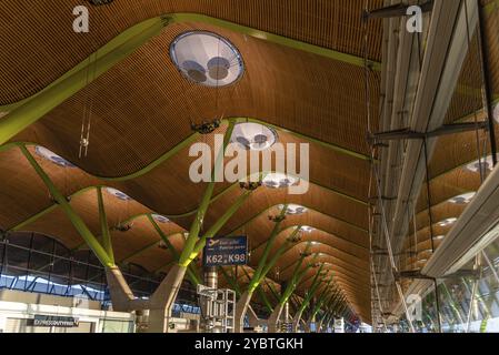 Madrid, Espagne, 2 août 2021 : Aéroport de Barajas. Borne T4. L'aéroport international Madrid-Barajas Adolfo Suarez est le principal aéroport de la capitale. Po Banque D'Images