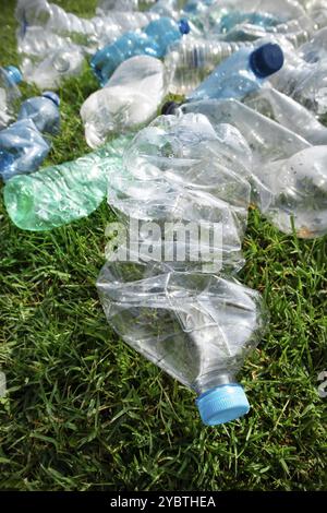 Signe d'incivilité utilisé bouteilles en plastique abandonnées dans un pré Banque D'Images