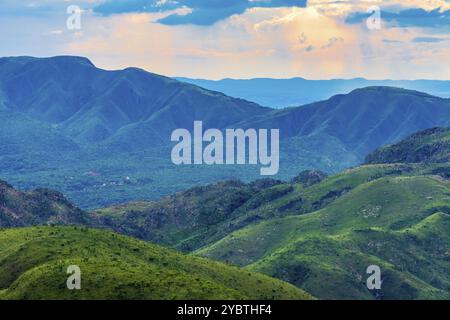 Lignes de montagne et horizon typique de l'état de Minas Gerais au Brésil Banque D'Images