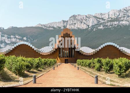 LaGuardia, Espagne, 6 août 2020 : domaine viticole Ysios à Alava, pays Basque. Le bâtiment futuriste a été conçu par le célèbre architecte Santiago Calatrava, E. Banque D'Images