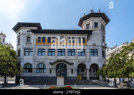 Santander, Espagne, 14 août 2022 : poste centrale. Bâtiment Correos sur la place Alfonso XIII. Journée ensoleillée de l'été, Europe Banque D'Images