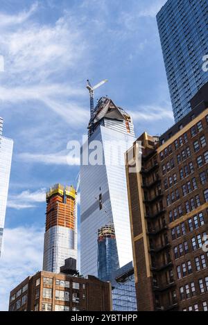 New York, États-Unis, 22 juin 2018 : gratte-ciel en construction dans la région de Hudson Yards. Vue en angle bas contre le ciel bleu. Technologie, investissement et Banque D'Images