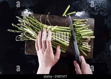 Représentation photographique du moment de préparation d'un bouquet d'asperges sauvages Banque D'Images