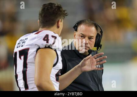 19 octobre 2024 : Ryan Heicher (47 ans), joueur des Red Wolves de l'Arkansas State, parle avec l'entraîneur-chef lors d'un match de football universitaire entre les Red Wolves de l'Arkansas et les Southern Miss Golden Eagles au M.M. Roberts Stadium à Hattiesburg, Mississippi. Bobby McDuffie/CSM Banque D'Images