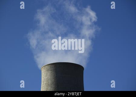 Centrale électrique pour l'exploitation de soufflantes boracifères pour la production d'électricité en Toscane, Italie, Europe Banque D'Images