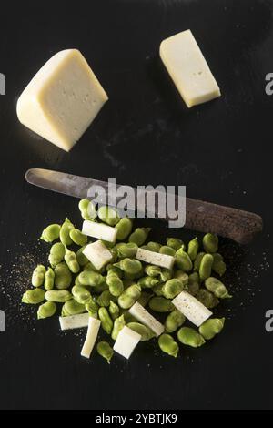 Présentation d'une deuxième plaque de gousses et de fromage sur ardoise Banque D'Images