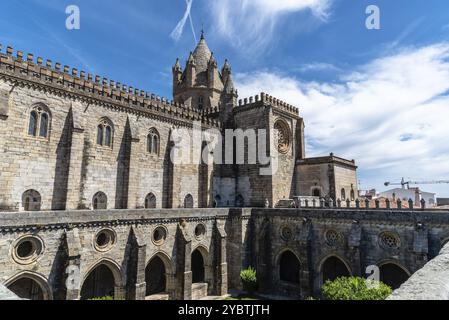 Evora, Portugal, 30 juin 2022 : le cloître de la cathédrale d'Evora un ciel bleu ensoleillé jour d'été. Alentejo, Portugal, Europe Banque D'Images