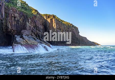 Falaise au-dessus des eaux de mer sur l'île d'Ilhabela à Sao Paulo Banque D'Images